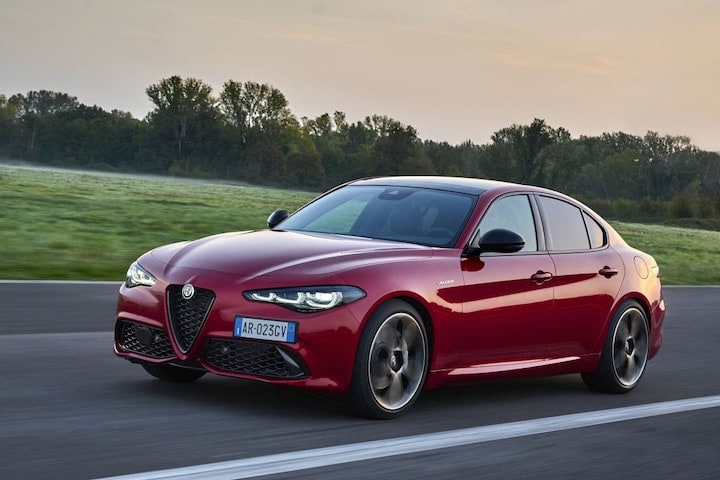 Alfa Romeo Giulia 2023 rijdend