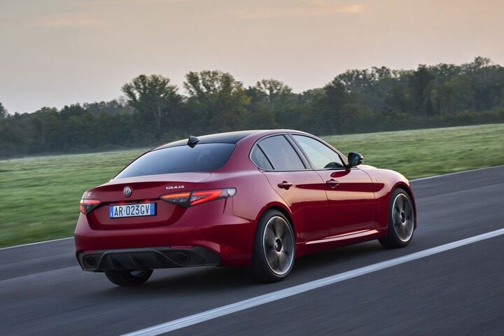 Alfa Romeo Giulia 2023 rijdend