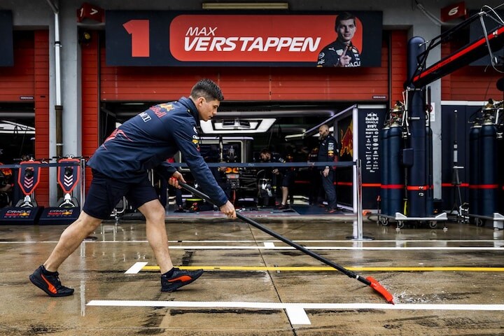 Pitbox Max Verstappen Imola regen F1 (ANP)