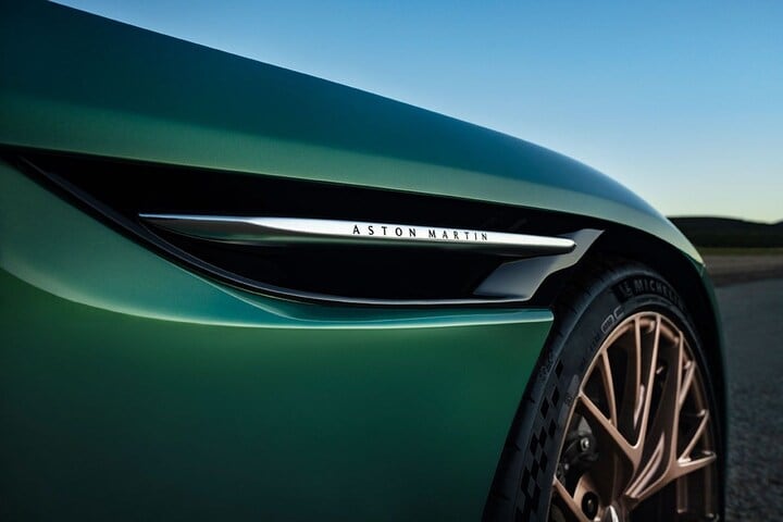 Aston Martin DB12