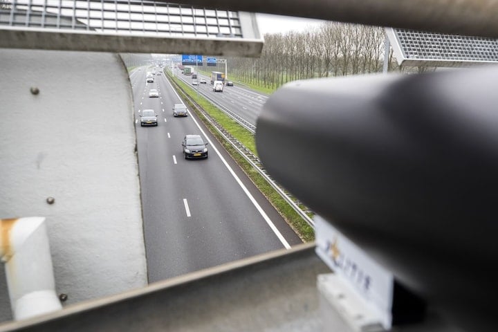 Mono-cam controle op telefoon achter stuur (ANP)