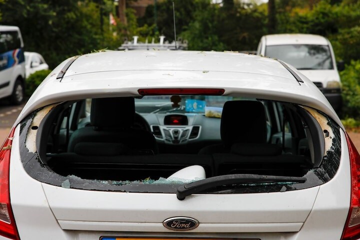 Schade aan auto ruit eruit (ANP)