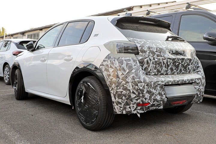 Spyshots Peugeot 208 facelift