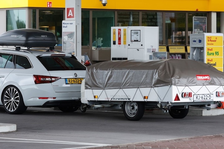 Tanken vakantie vouwwagen (ANP)