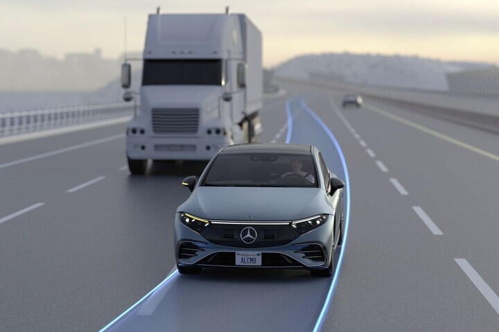 Mercedes-Benz autonoom rijkstrook wisselen