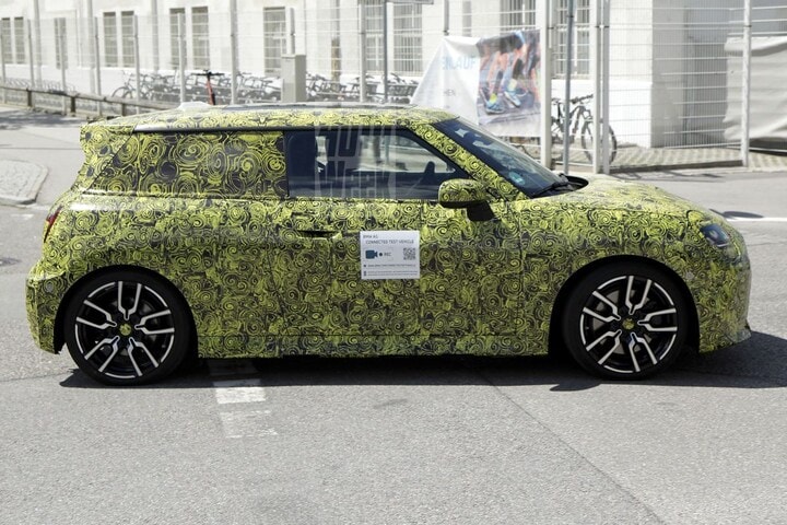 Mini Cooper E JCW spyshots