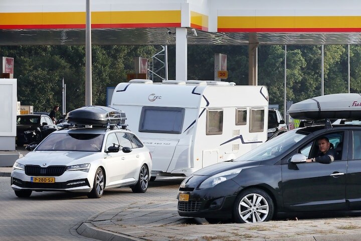Auto met caravan bij Hazeldonk (ANP)
