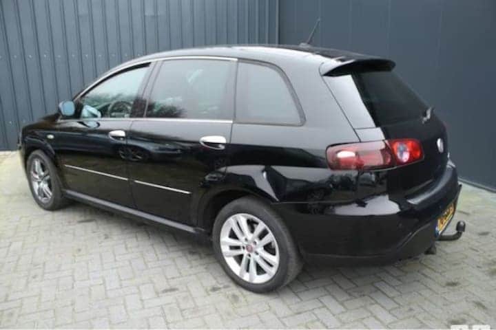 Auto's tot â¬1.000 Croma Deuk kapot achterlicht