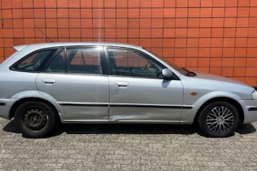 Auto's tot ?1.000 - Mazda 323 deuk wieldoppen