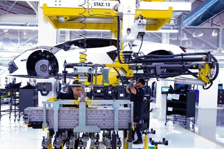 Lamborghini Revuelto productielijn fabriek