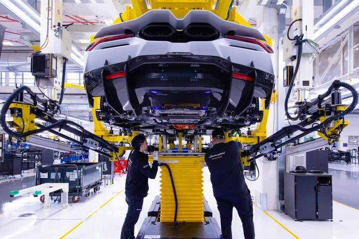 Lamborghini Revuelto productielijn fabriek
