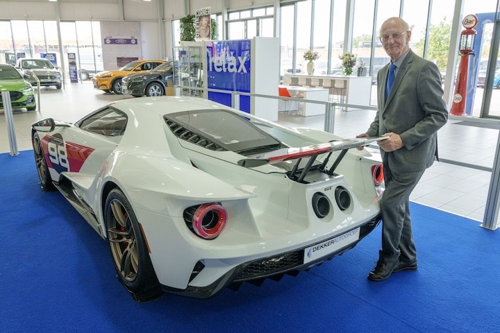 93-jarige Dekker dagelijks in showroom Dekker Autogroep 