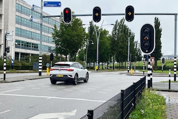 Verkeerslicht geel rood afslaand kruising 