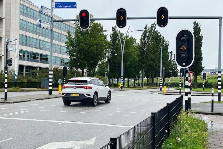 Verkeerslicht geel rood afslaand kruising 