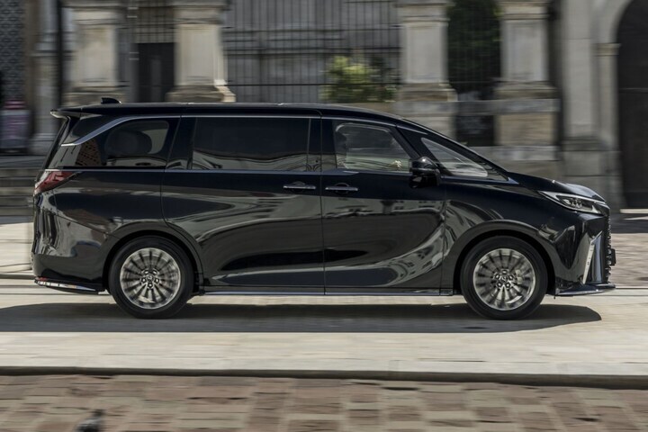Lexus LM 4-zitter