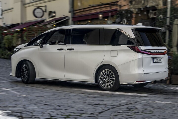 Lexus LM 7-zitter