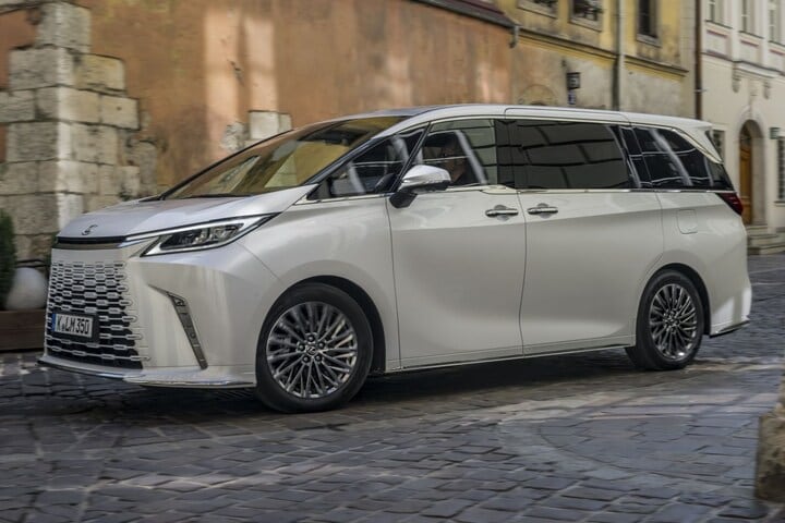 Lexus LM 7-zitter