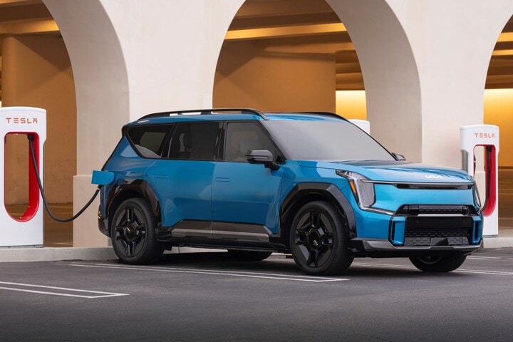 Kia EV9 bij Tesla-lader