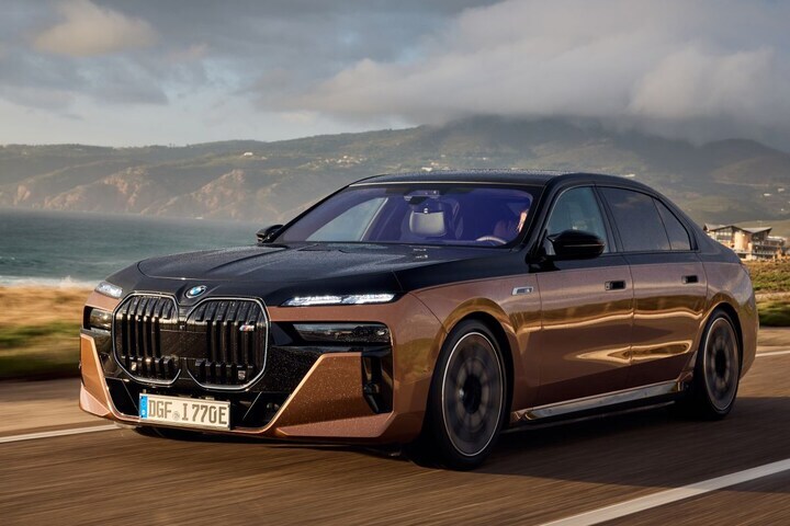 BMW i7 M70