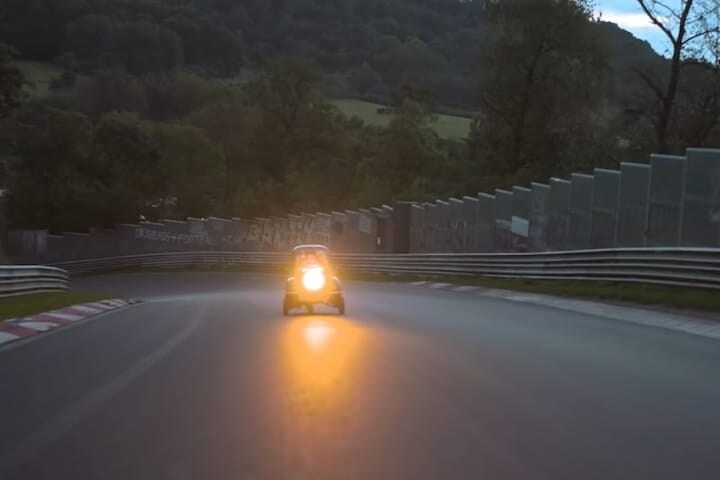 Peel P50 op de Nürburgring (foto: Quadrant)