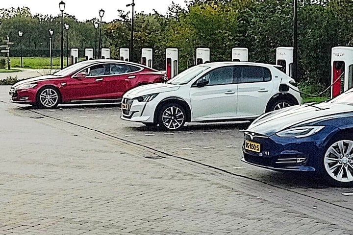 Niet-Tesla Peugeot e-208 bij Tesla Supercharger