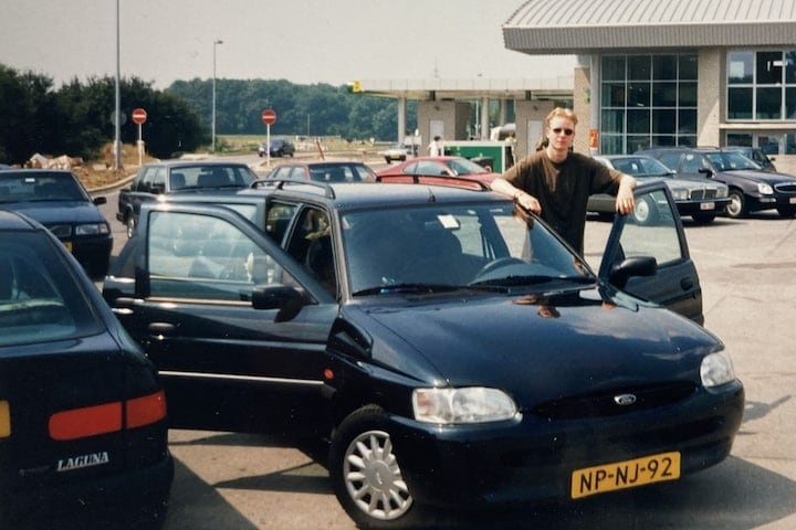 Michiel Willebrands in de jaren negentig bij een Ford Escort