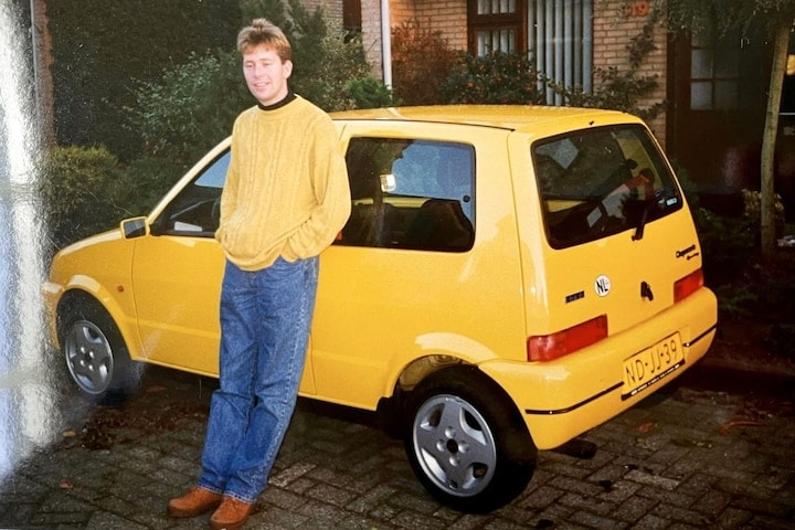 Joost Boers in de jaren negentig bij een Fiat Cinquecento
