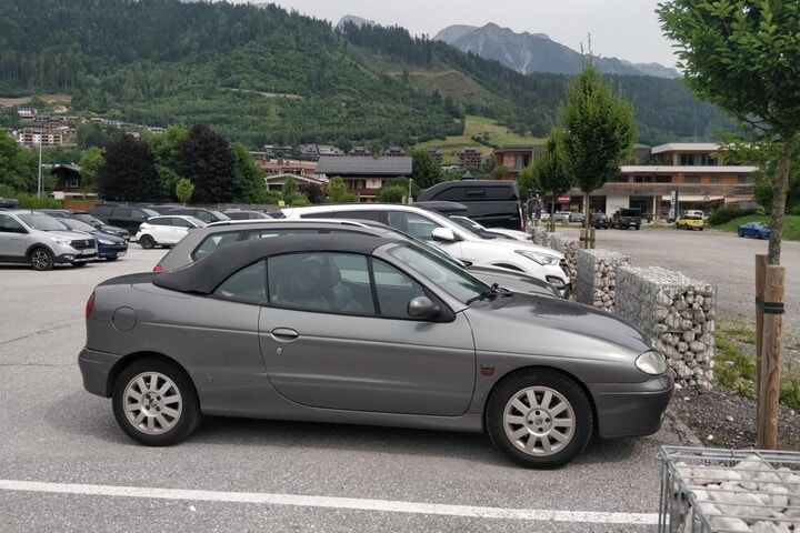 Barrelbrigade 2022 Renault Megane cabrio