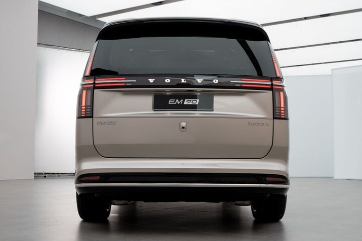 Volvo EM90