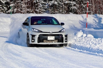 Sportieve winterbanden 225/40R18 sneeuw bocht