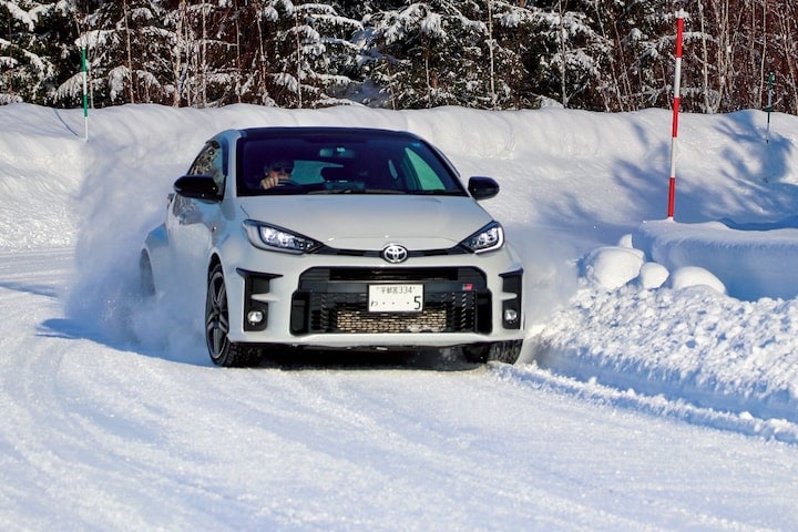 Sportieve winterbanden 225/40R18 sneeuw bocht