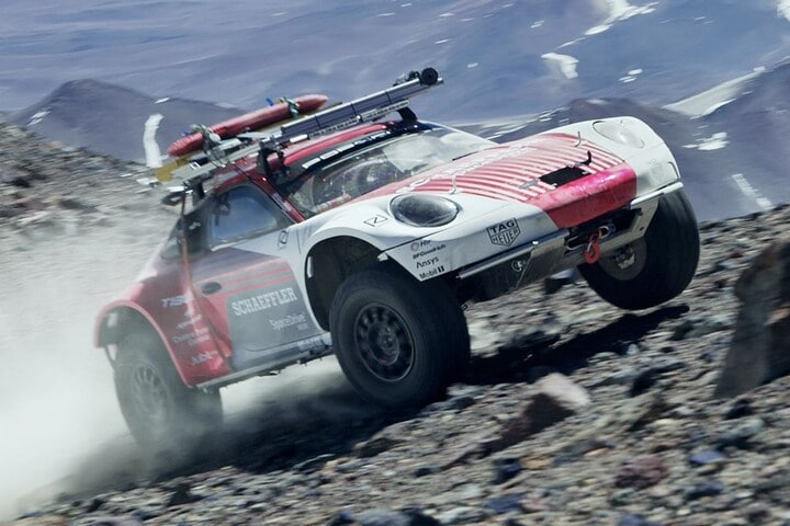Porsche 911 op een berg