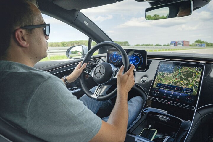 Bestuurder achter het stuur van Mercedes