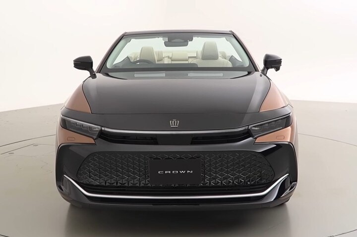 Toyota Crown Crossover Cabriolet en Century SUV Cabriolet