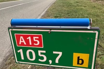 Hectometerpaal met roller ter bescherming van roofvogels