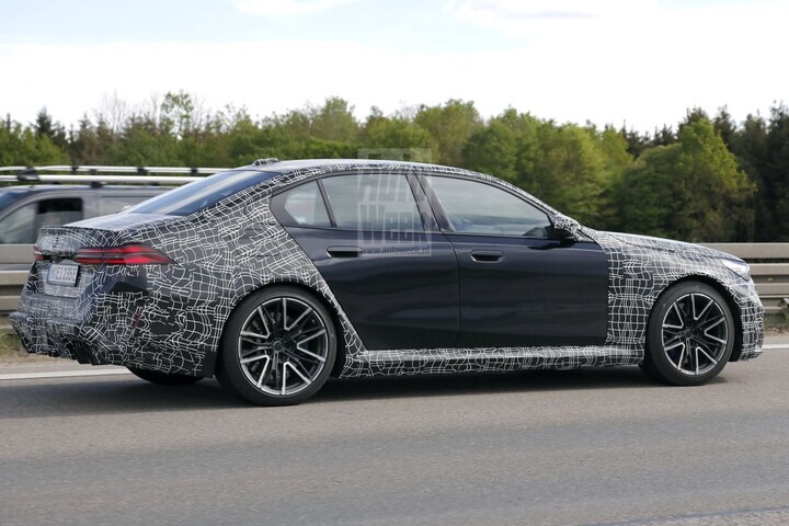 BMW M5 spyshtos