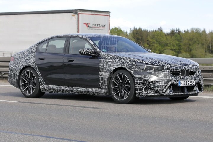 BMW M5 spyshtos