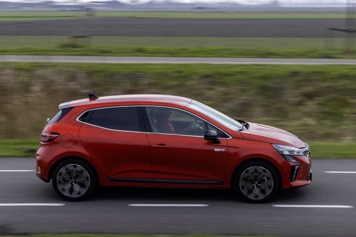 Mitsubishi Colt op weg met fietsstroken