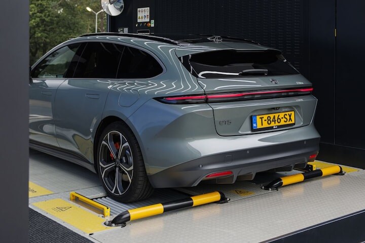 Nio ET5 Touring bij accuwisselstations