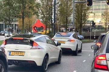 Rij voor het verkeerslicht - stadsverkeer - Honda CRZ 