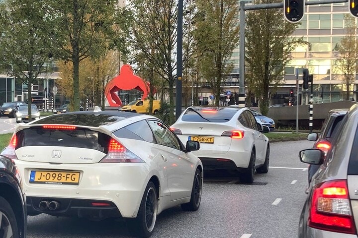 Rij voor het verkeerslicht - stadsverkeer - Honda CRZ 