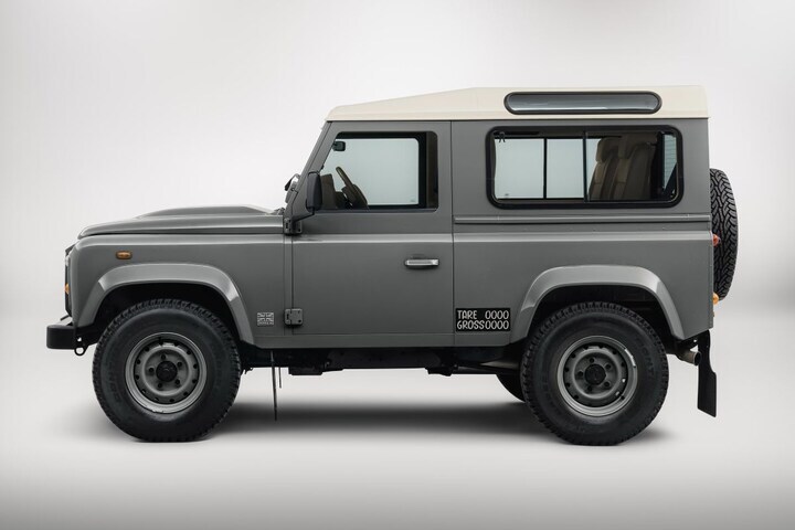 Land Rover Defender Works V8 Daktari Edition