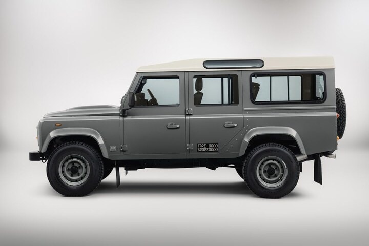 Land Rover Defender Works V8 Daktari Edition