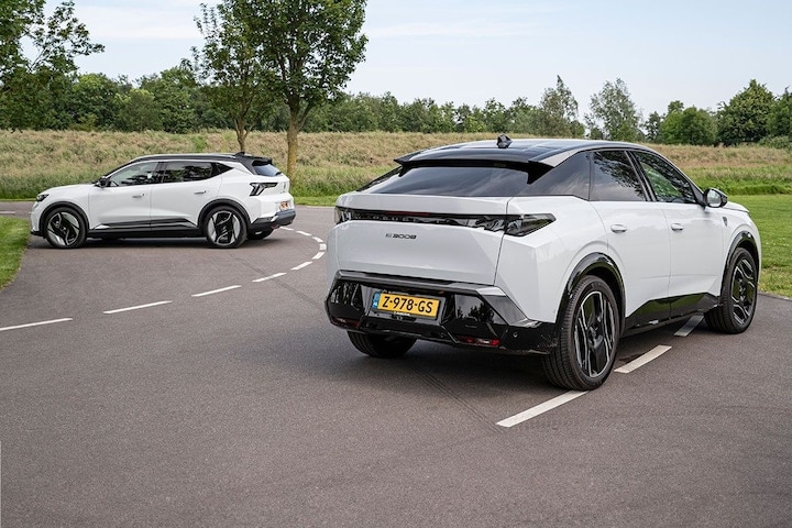 Peugeot e-3008 vs. Renault Scenic E-Tech