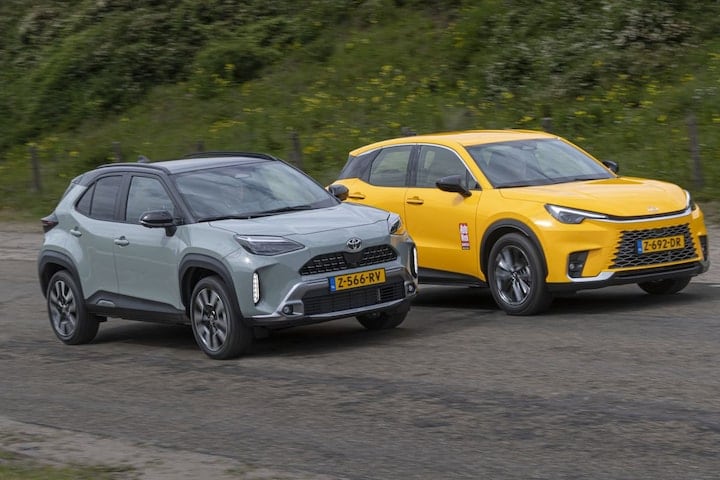 Lexus LBX naast Toyota Yaris Cross