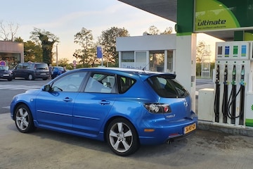 Benzine tanken tankstation benzinestation Mazda 3 Lars