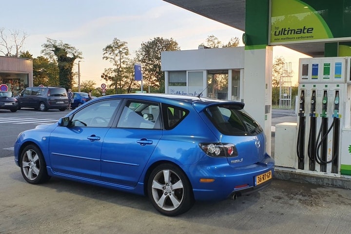 Benzine tanken tankstation benzinestation Mazda 3 Lars