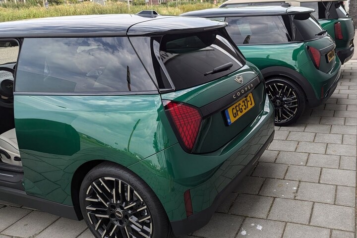 Mini Cooper E vs Mini Cooper