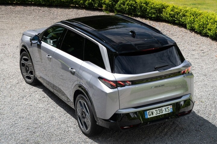 Peugeot e-5008