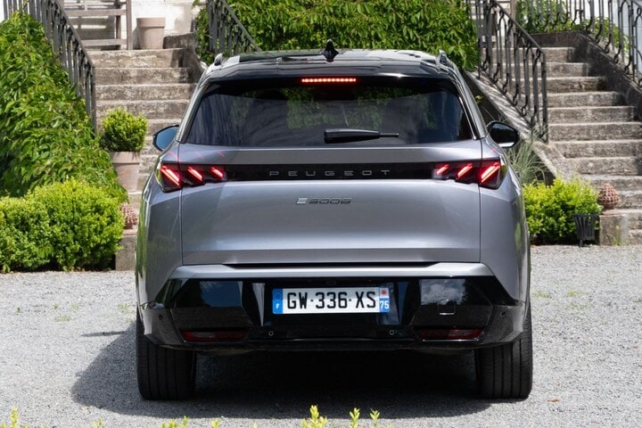 Peugeot e-5008